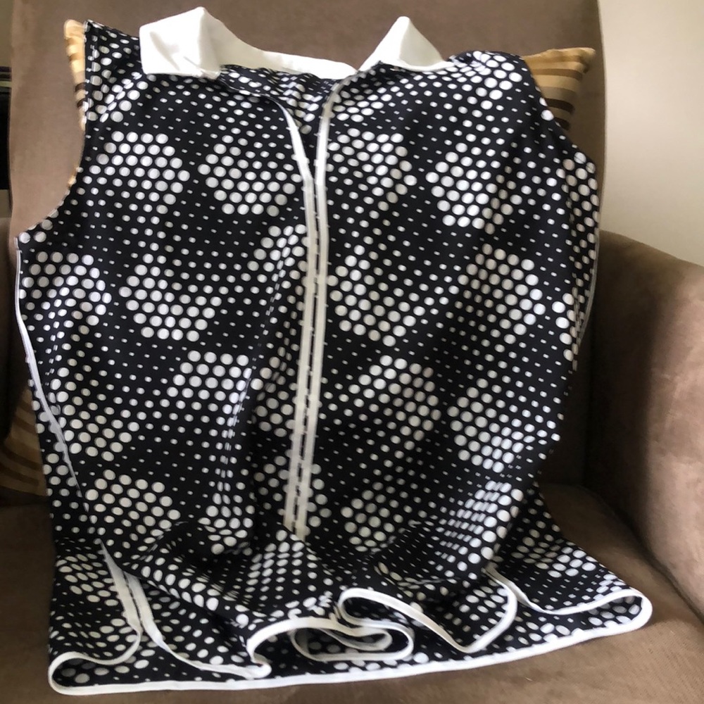 Size small Tommy Hilfiger sleeveless blouse. Black and white. Worn twice.